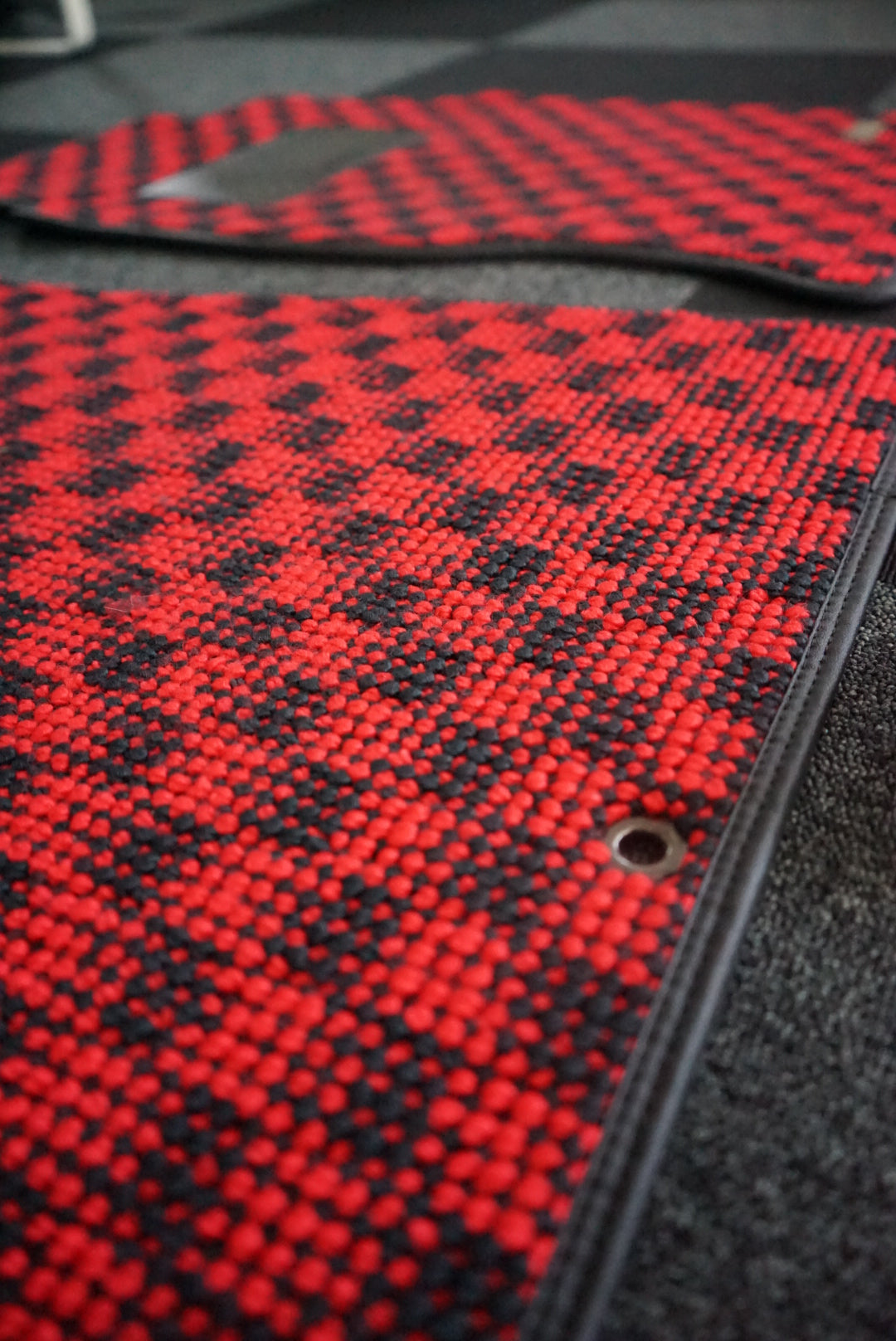 Karo R32 GTR Front Mat Set - Red/Black