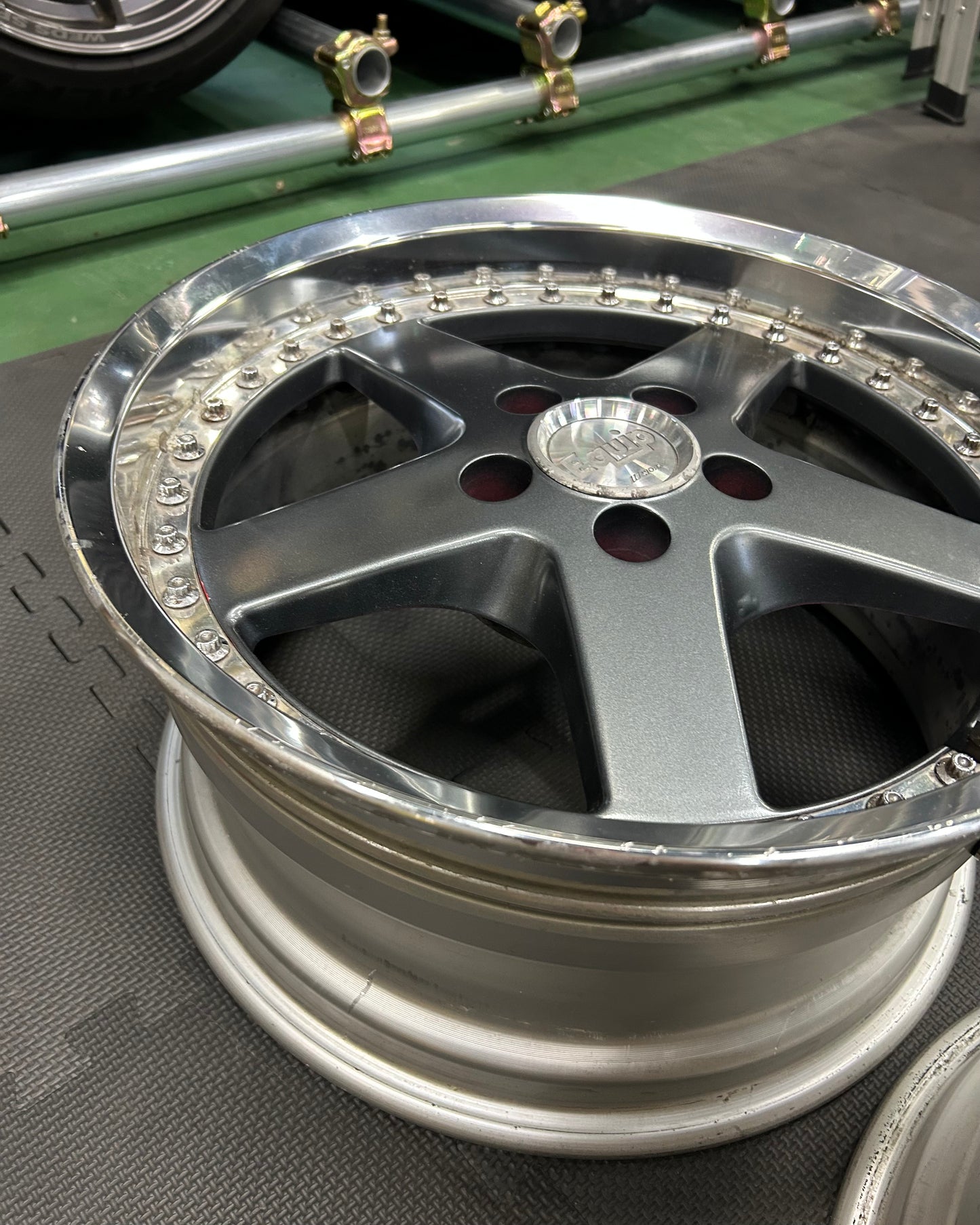 WORK Equip 05 (17")